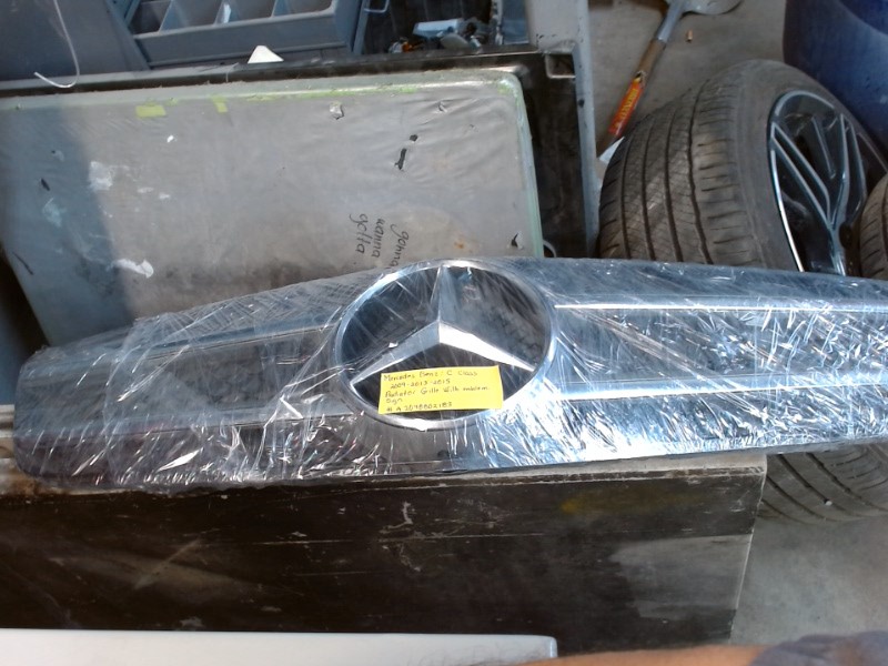 Front Main Grille With Emblem (NO BOX) Front Main Grille With Emblem (NO BOX)